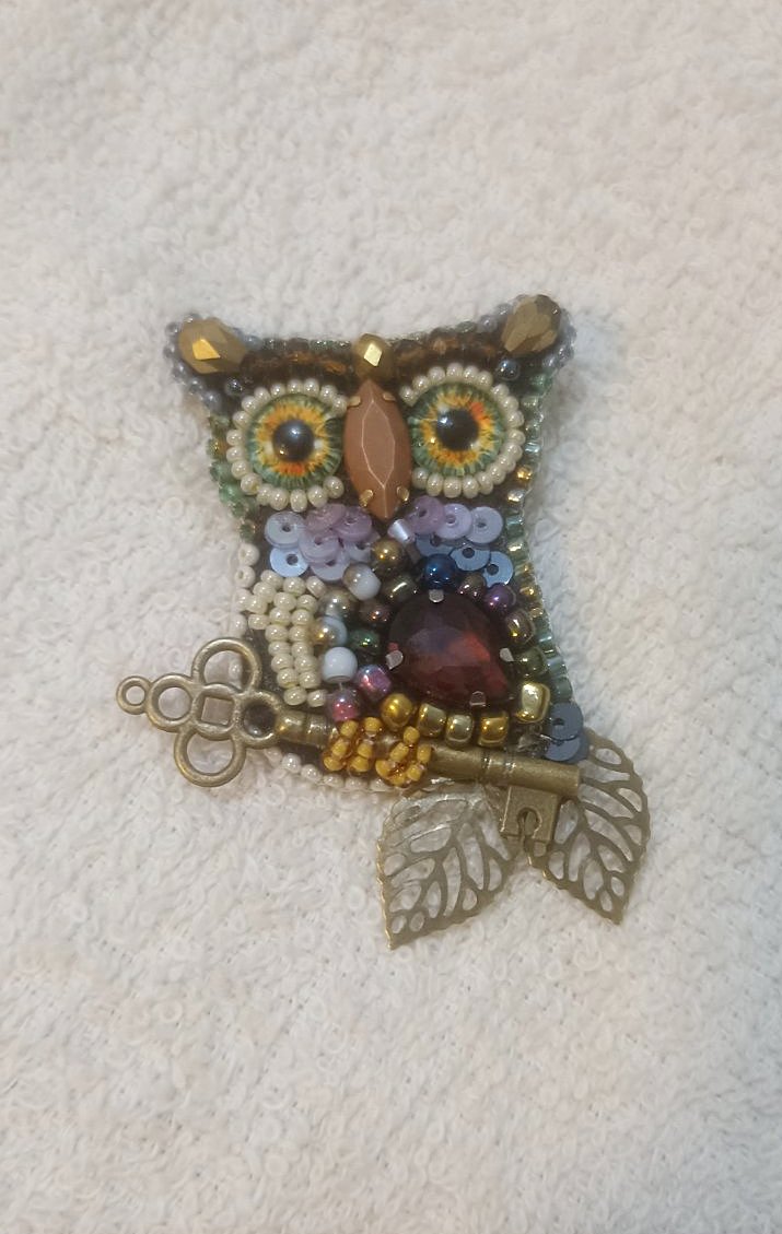Broșă „Bufniță cu cheie”