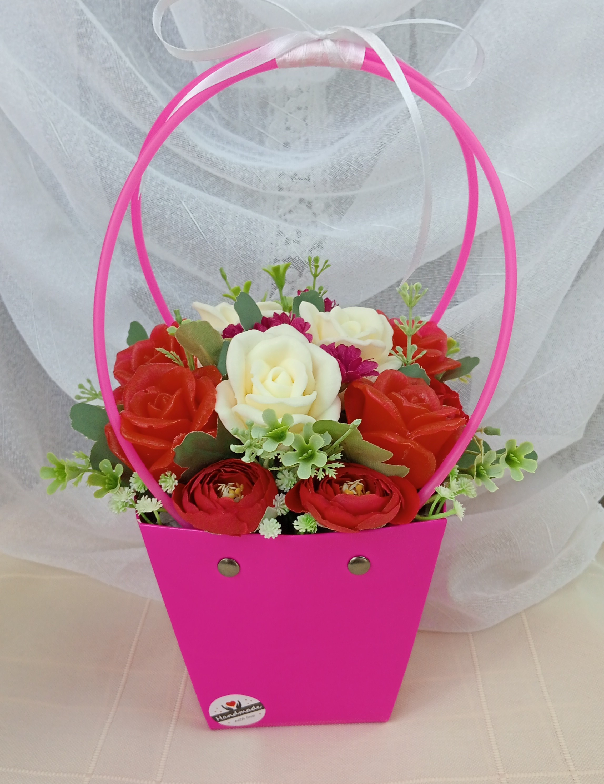 Buchet cu trandafiri în coș