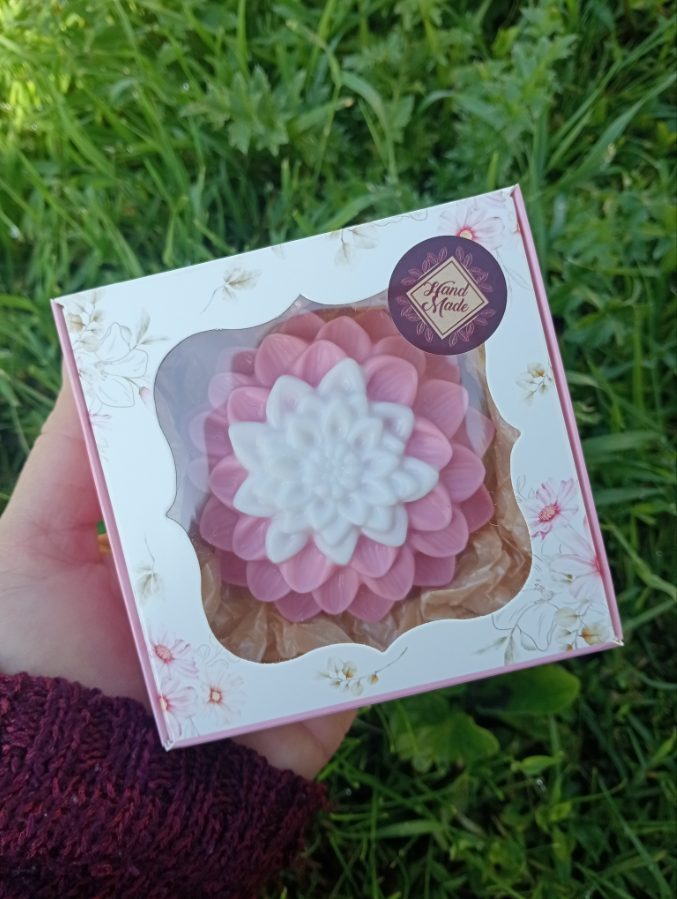 Floare de gheorghină din săpun.