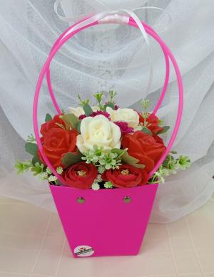 Buchet cu trandafiri în coș